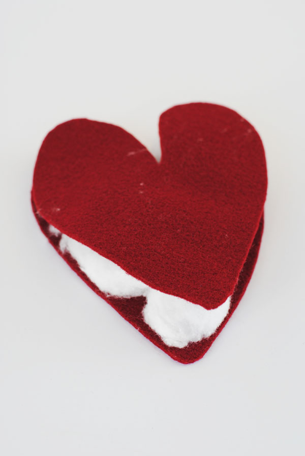 Corte os corações no feltro e o preencha-os com algodão