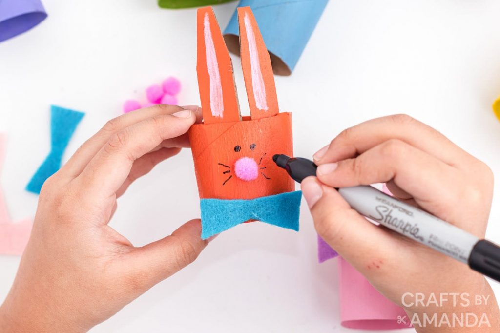 coelho da pascoa com rolo de papel higienico