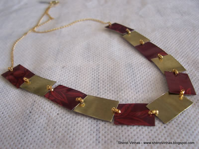 Bijuteria com material reciclado: colar com latas de azeite