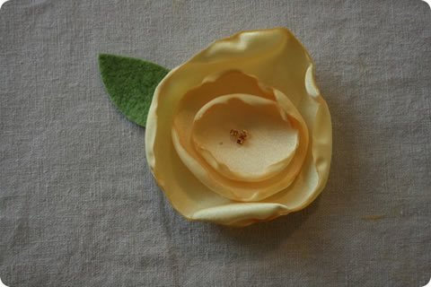 Como fazer uma flor de Cetim passo a passo