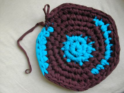 Como fazer um tapete com roupas usadas