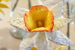 Flor reciclada para decoração feita com pente de ovos
