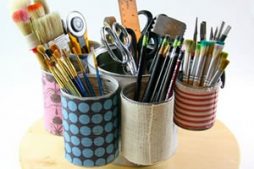 Organizador de escritório feito com latas de alimento