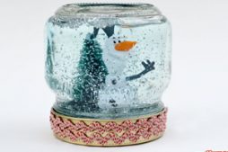 Globo de neve  feito com pote de vidro e água