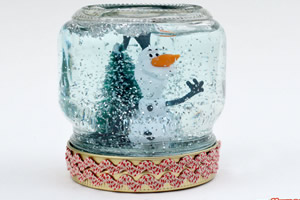 Globo de neve  feito com pote de vidro e água