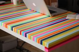 Mesa decorada com fitas coloridas – fácil e fantástico