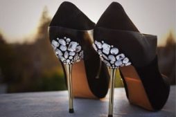 Sapato de salto personalizado com gemas de vidro