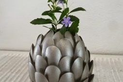 Vaso de flor reciclado feito com colheres de plástico