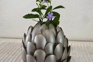 Vaso de flor reciclado feito com colheres de plástico