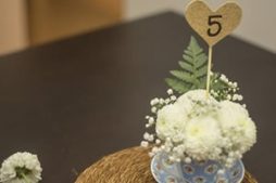 Arranjo de centro de mesa para comemoração de Bodas