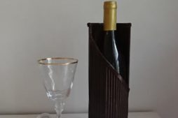 Porta garrafa de vinho feito com material reciclado
