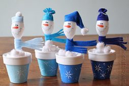 Como fazer boneco de neve com colheres de plástico