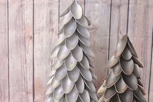 Árvore de Natal reciclada feita com colheres de plástico | Revista Artesanato Árvore de Natal reciclada feita com colheres de plástico | Revista Artesanato
