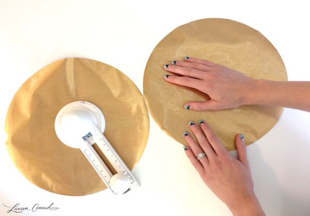 Corte os círculos de papel contact com o cortador de círculos
