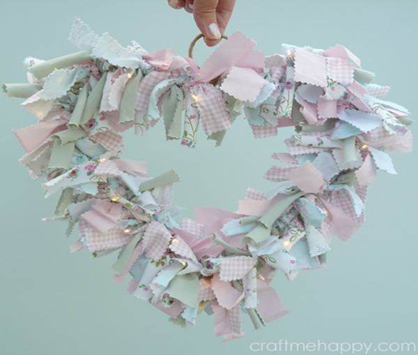 Guirlanda em Formato de Coração Feita com Retalhos