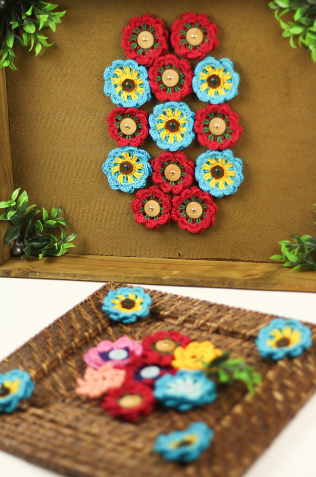 Quadro com aplicação de flores de crochê