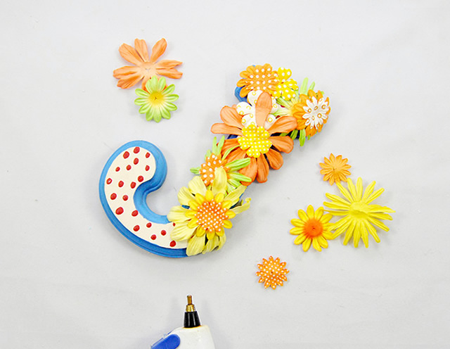 Continue colando as flores na letra