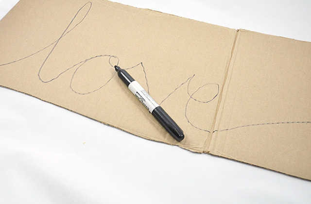 Escreva a palavra love no papelão