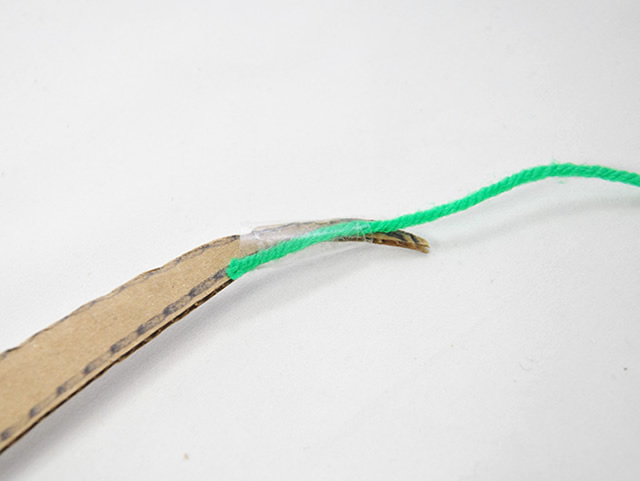 Prenda a ponta da lã com fita adesiva