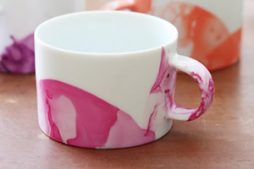 Como fazer Pintura Mármore em Caneca Usando Esmaltes