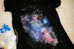 Faça Você Mesmo – Blusa customizada com pintura Galáxia