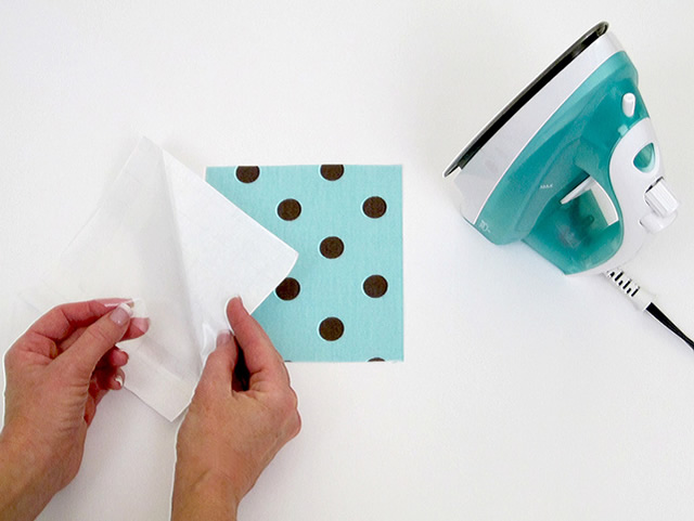 Corte o papel contact no mesmo tamanho do tecido
