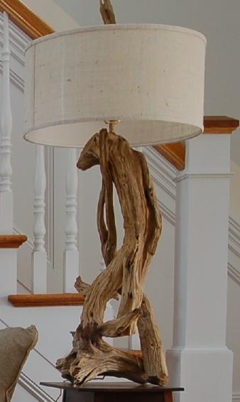 luminaria artesanal com madeira rustica