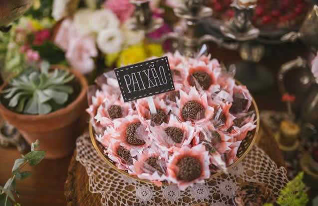 mesa-decorada-com-forminhas-de-doces