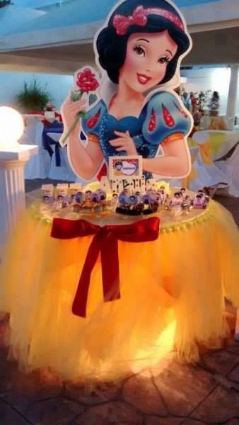 mesa com tule branca de neve