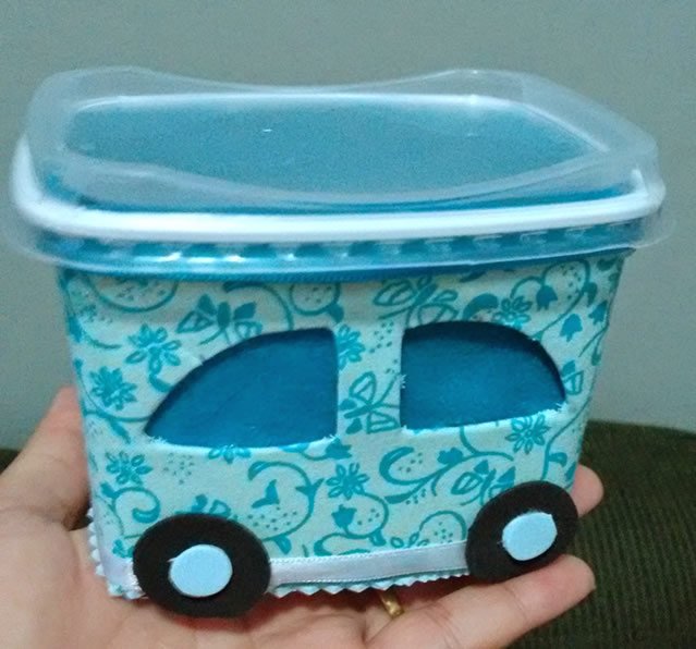 carrinho com pote de margarina decorado