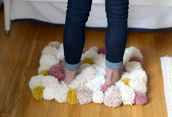 como fazer tapete de pompom