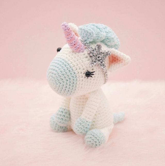 unicórnio de amigurumi