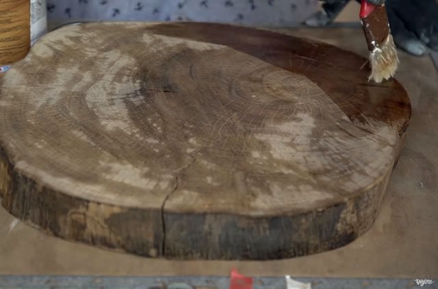 mesa feita com cesto de roupa suja