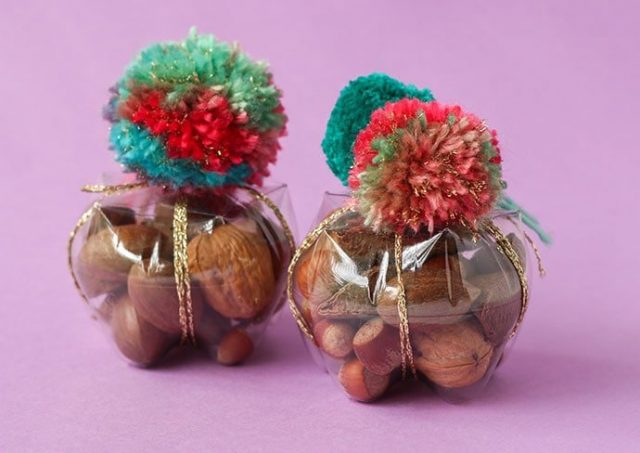 caixinha de garrafa pet com pompom de lã para o Natal