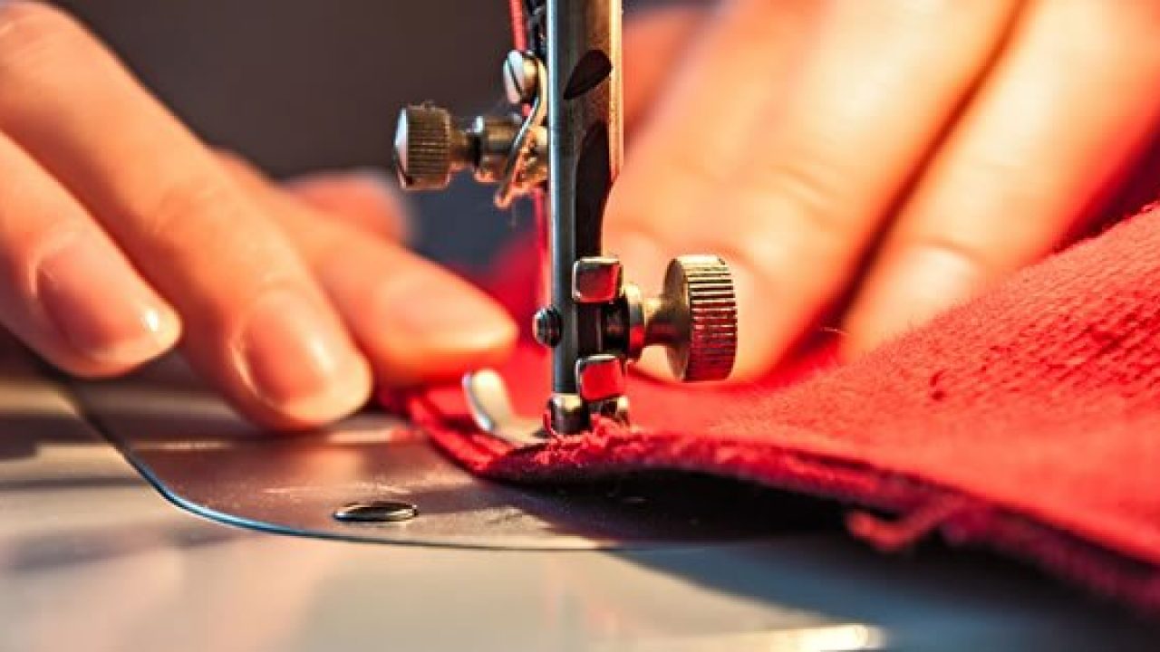 Quantas peças de roupa uma costureira faz por dia?