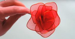 como fazer flores de meia de seda