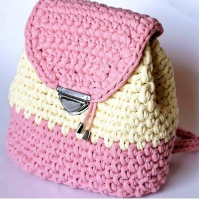 mochila de croche colorida