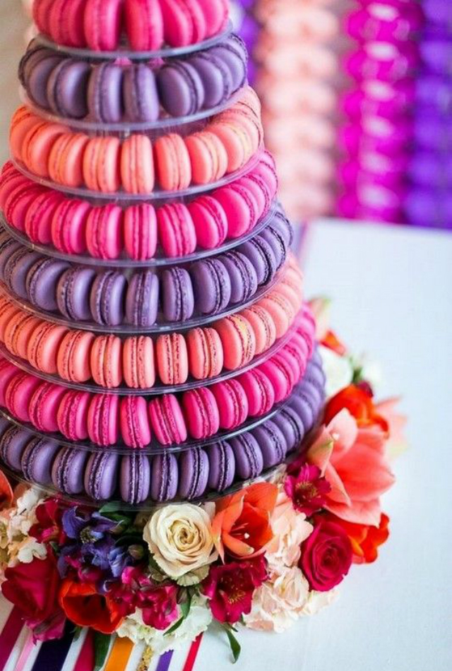 Torre de macarons rosa e roxo