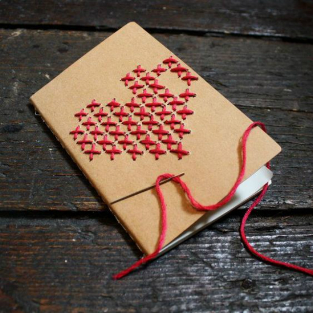 Caderno decorado com bordado de coração
