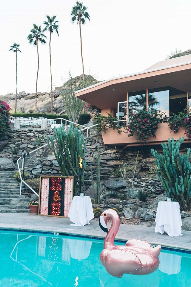 Decoração de festa de casamento na piscina