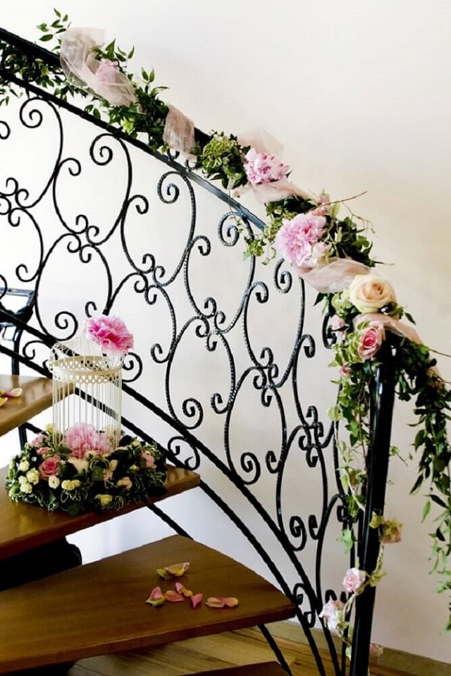 Escada decorada com flores