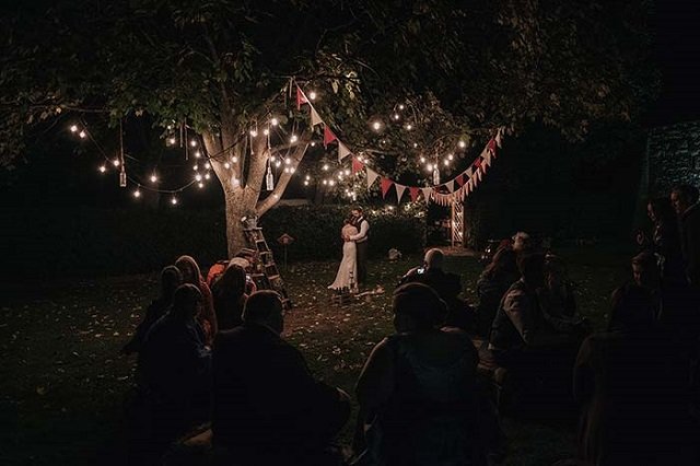 Casamento com varal de lâmpadas