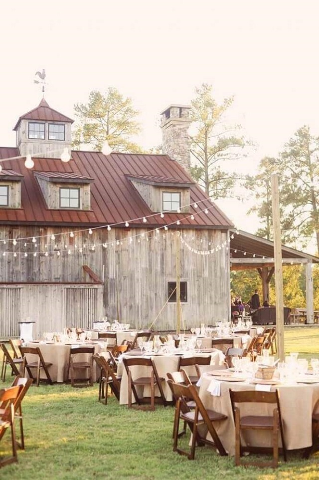 Casamento com varal de lâmpadas