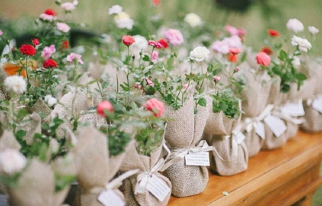 Saquinho de lembrancinha com flores