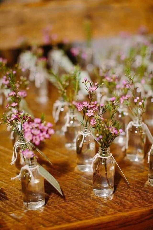 Garrafas de lembrancinha com flores