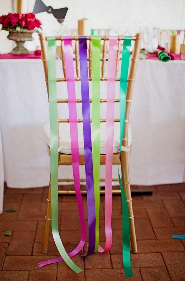 Decoração com fitas para festa de carnaval