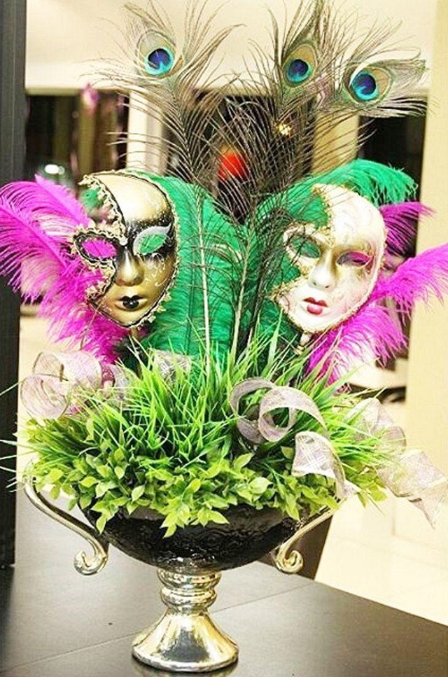 Decoração com máscaras para festa de carnaval