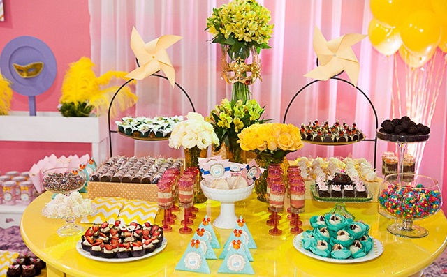 Mesa de doces de festa de carnaval