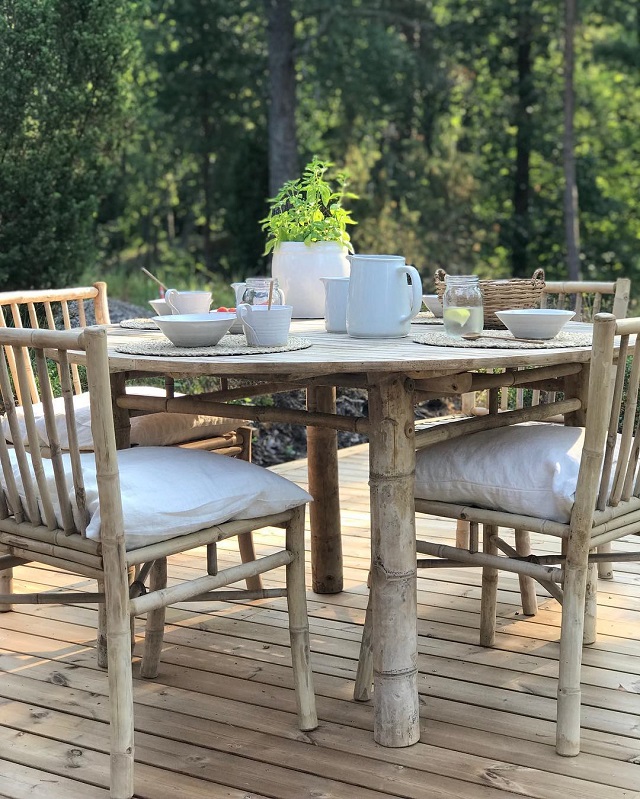 Mesa e cadeiras de bambu