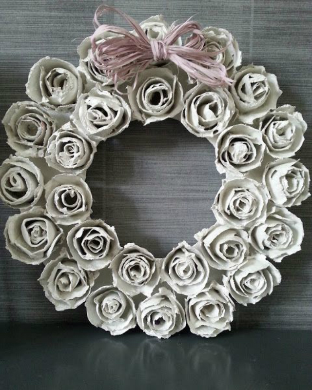 Guirlanda de flores feita com caixa de ovo